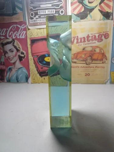 Escultura de resina representando ''O Beijo''