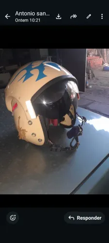 Capacete de aviação fabricado pela Embraer.
