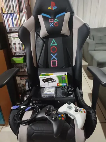 2 cntrles originais, cabos, fonte e 70 jogos. Xbox 360.
