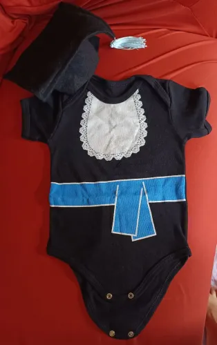 Body e chapéu formatura em algodão e perfeito estado. Usado 1x para foto. Tam G ou 1 ano 