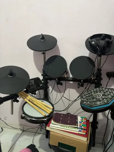 Bateria eletrônica Seven - SD- 7000 seminova