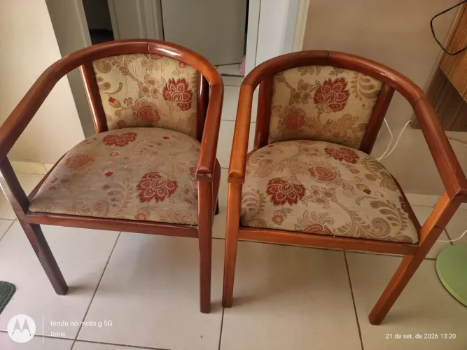 Cadeiras de madeira, 150 reais cada uma.