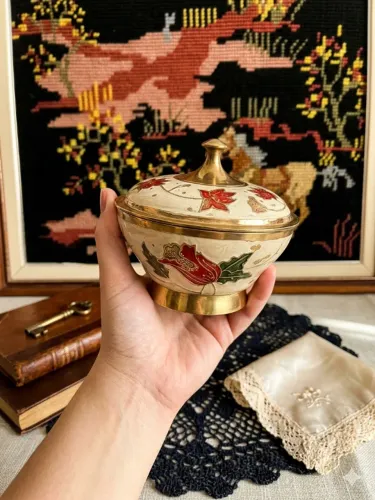 Potiche/Porta joias/ Bomboniere dourado pintado à mão