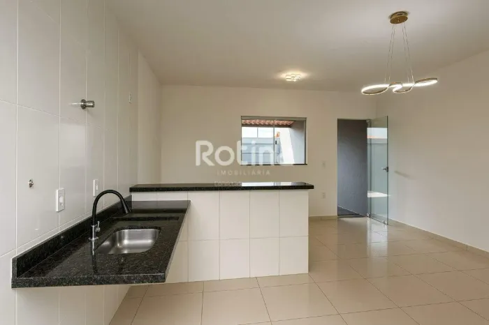 Casa à venda, 2 quartos, área de serviço, quintal no Bairro Morumbi - Uberlândia/MG - Roti