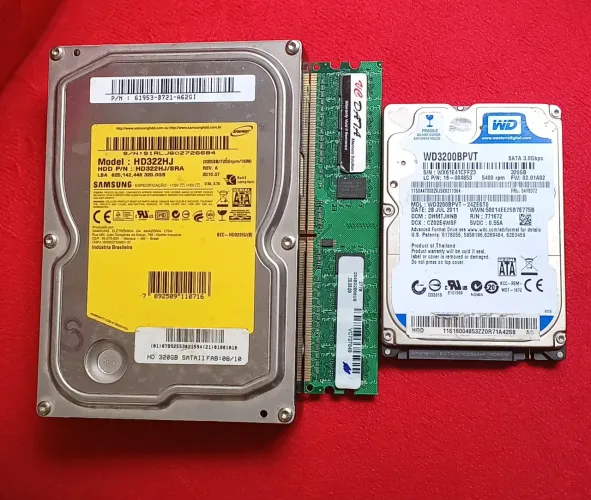 2 hd's de 320gb cada + uma memória ram de 2gb.