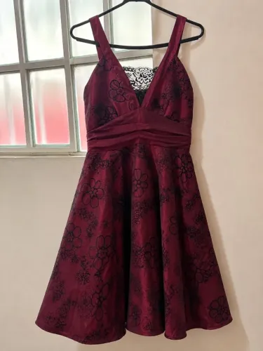 Vestido Social secia na cor vinho