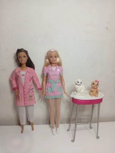 Barbies com roupinhas de veterinárias
