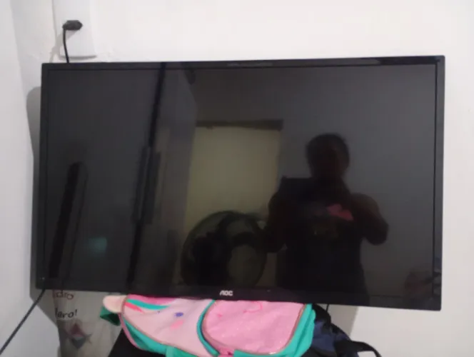 Tv para ajeitar ou retirada de peças, ela está só saindo o som mas não aparece a imagem