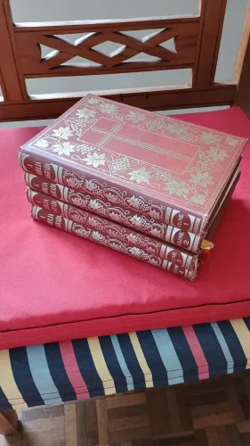 Bíblia muita antiga em 4 volumes