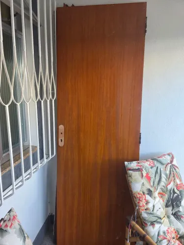 Porta lisa com uma pequena avaria mas sem cupim com dobradiças fechadura