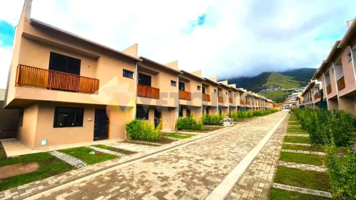 Sobrados 3 Dormitórios sendo 1 Suíte com área de lazer completa - São Francisco, São Sebas