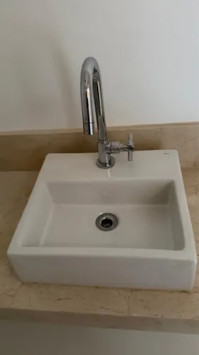 Elegante Cuba para lavabo Deca, novíssima, na cor branca.