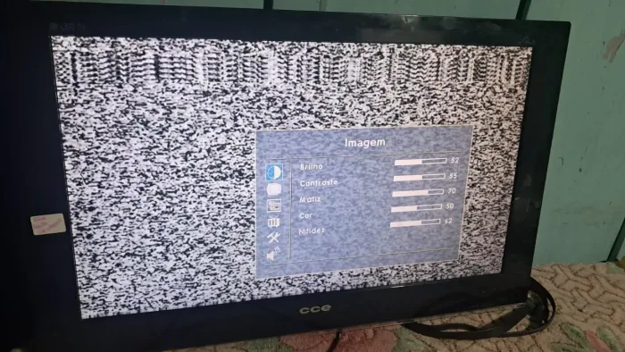 Tv monitor cce 24 polegadas nao é smart e nao acompanha o controle remoto.