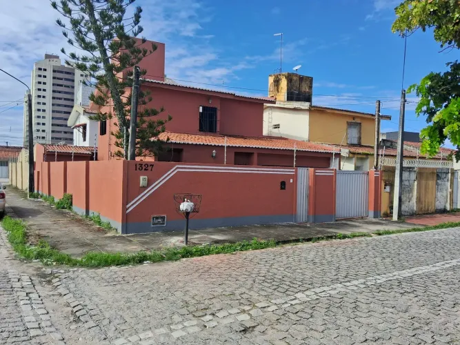 Casa 4/4, Esquina, entre Abel Cabral e Maria Lacerda, perto da BR