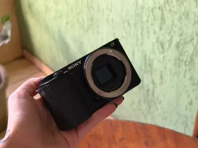 Sony ZV-E10 com lente 16-50 mm e Sigma 16 mm f/1.4
