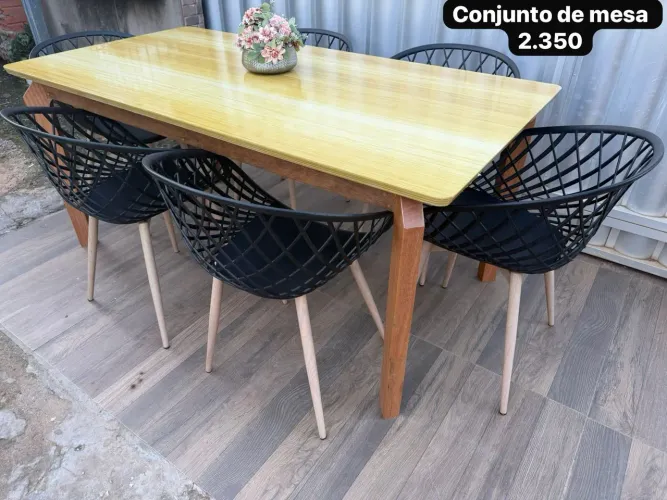 Mesa com 6 cadeiras