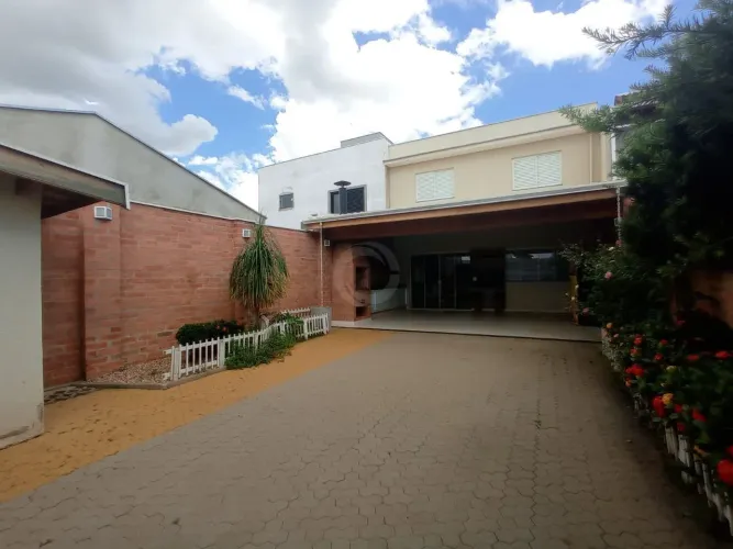 Casa aconchegante, em condomínio no Bairro Água Branca.