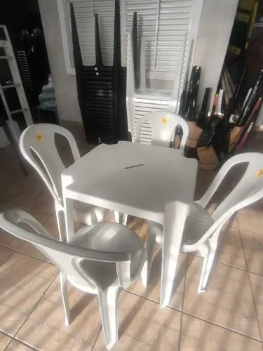 Conjunto 1 mesa e 4 cadeiras