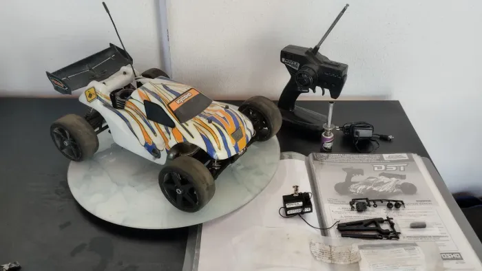 Automodelo Kyosho DST nitro Com motor Zero.