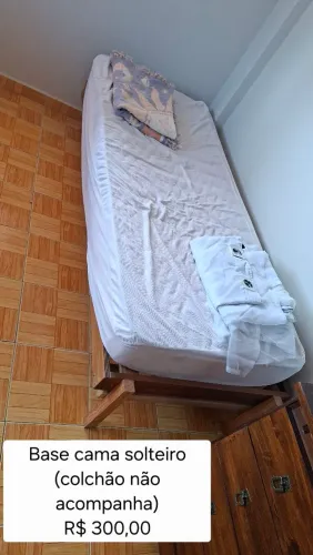Cama de solteiro de madeira