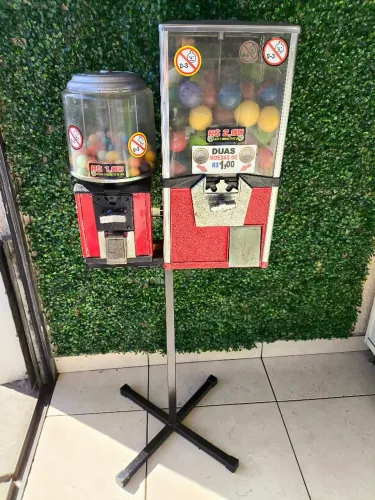 Máquina de chiclete e bolinhas pula pula 