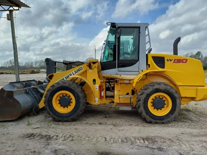 Vendo ou troco Pá carregadeira New Holland W-130 w130
