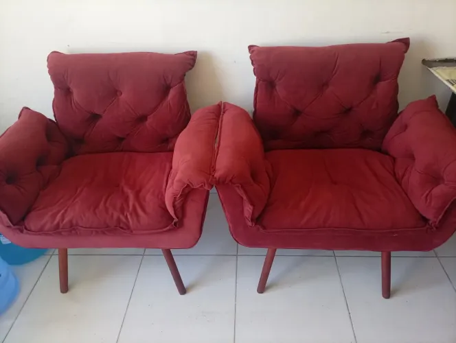 Um sofá de 2 lugares,e duas poltronas.
