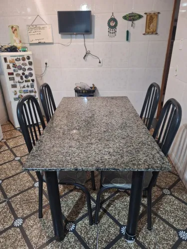 Mesa de granito, 6 lugares, 4 cadeiras
