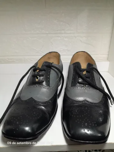 Sapato masculino de couro bicolor usado