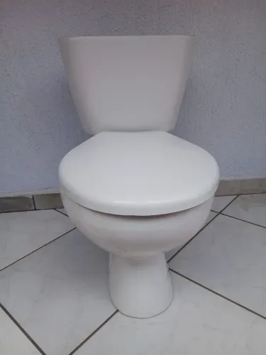 1vaso sanitário com assento e caixa acoplada sem a tampa 