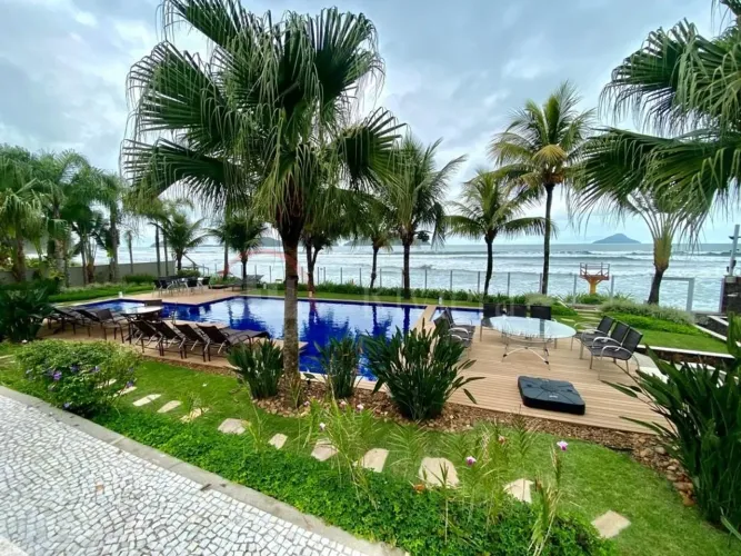 Casa com Vista Para o Mar na Praia de Juquehy em Condominio Fechado