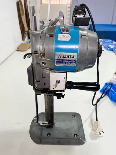 Máquina de Corte de Tecido Yamata Industrial - Funcionando