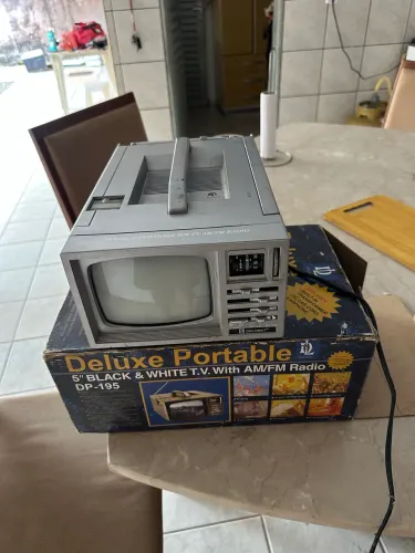 Mini TV Portátil Preto e Branco de 5 polegadas com Rádio AM/FM