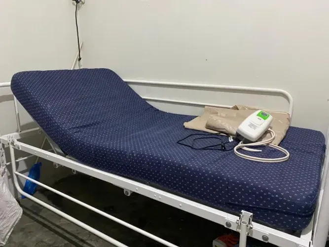 Cama hospitalar manual 4 Manivelas + Colchão antiescaras Inflável Multisaler