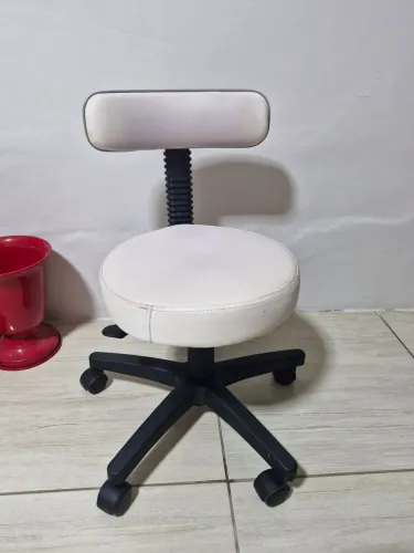 vendo uma cadeira mocho em perfeito estado de conservação, valor R$ 200,00.
