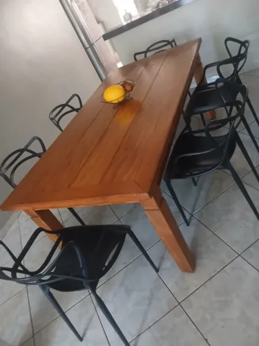 Mesa de madeira 2m x 1m com 6 cadeiras Alegra pretas (usada) - Preço R$ 2.500,00.