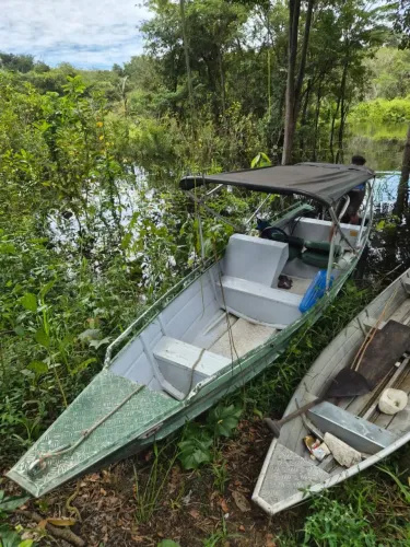 Lancha com o motor 30 Hp, todo funcionando comando a distância