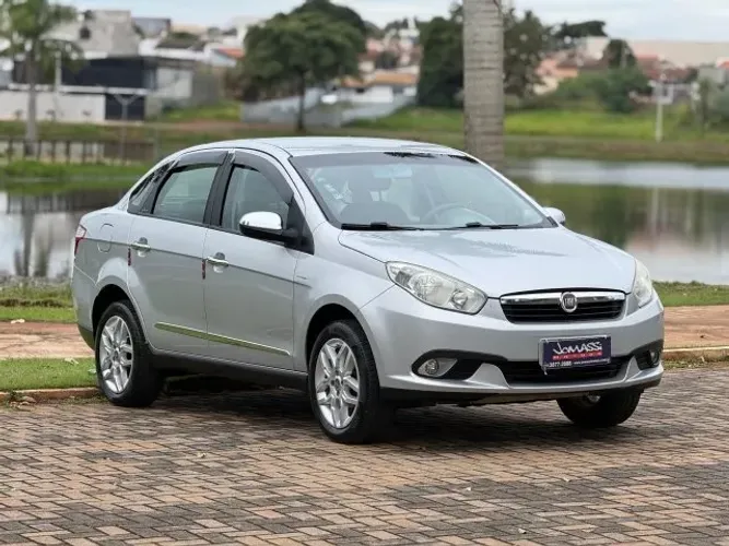 Fiat Grand Siena Essence 1.6 Flex 16V 2013