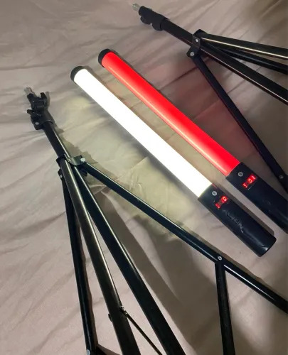 Dois bastões de led + dois tripés dois metros