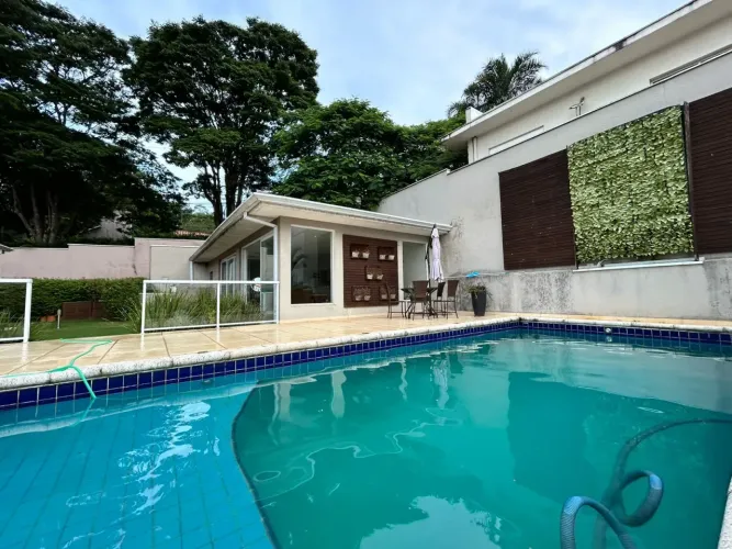 OPORTUNIDADE - Casa térrea à venda em condomínio fechado na Granja Viana com 202m2 e 4 suí