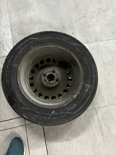 Roda de Aço Aro 15 c/ Pneu 195/65 R15 - Versa March Logan Sandero