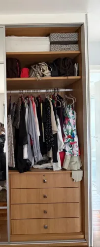 Guarda roupa com porta de espelho