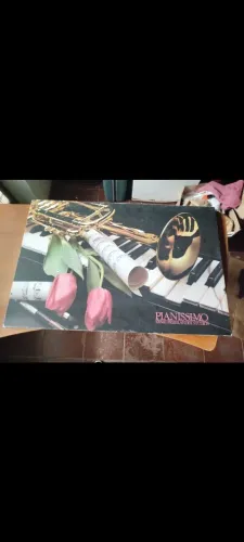 Quadro decorativo piano e partitura com moldura