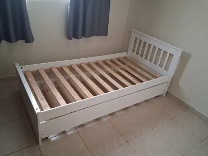 Cama de solteiro + Cama auxiliar + Grade de proteção.