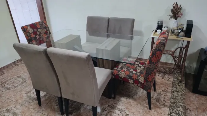 Mesa tampo de vidro + 6 cadeiras acolchoada .