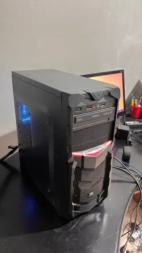 PC completo AMD A8 / 8GB / Radeon R7 / Windows 10 / teclado gamer / monitor Samsung? 