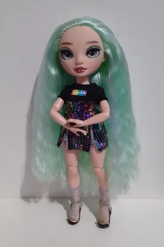 BONECA RAINBOW HIGH DAPHNE MINTON ROUPA LOOK SAIA BLUSA SAPATOS COM MEIAS AMAYA RAINE
