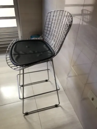 Banqueta  para cozinha disponível na cor preta  no valor de 150,00 reais.  