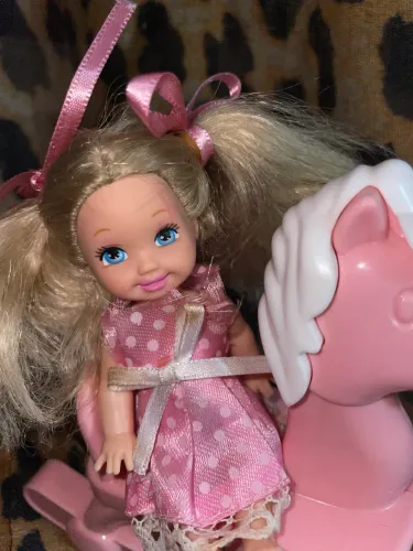 Boneca Kelly irmãzinha da Barbie + cavalinho