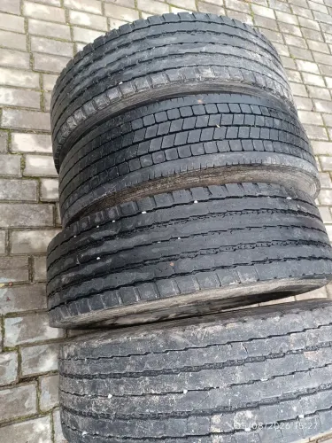 Pneu 215/75R17.5 recapado